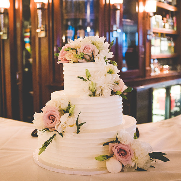 Pros and cons of decorating a wedding cake with real and artificial fl 